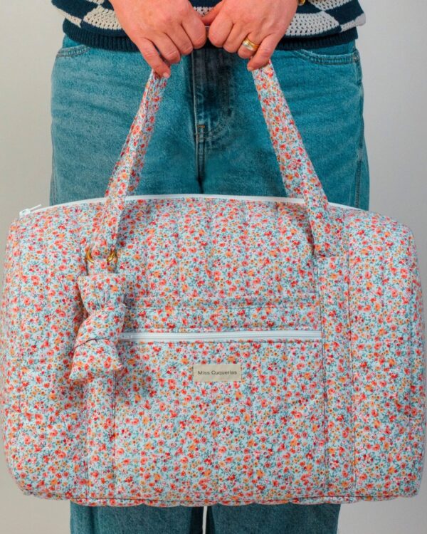 Bolso de viaje acolchado Claudia llevado en la mano